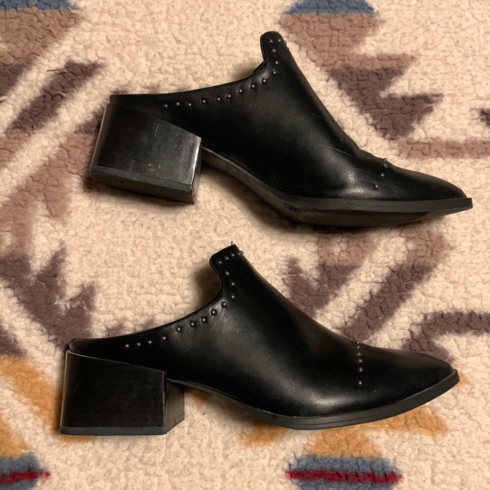 Universal Threads Flat with Heel